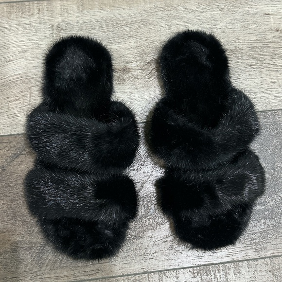Saint Laurent Bleach fur sandals in black - Picture 2 of 8